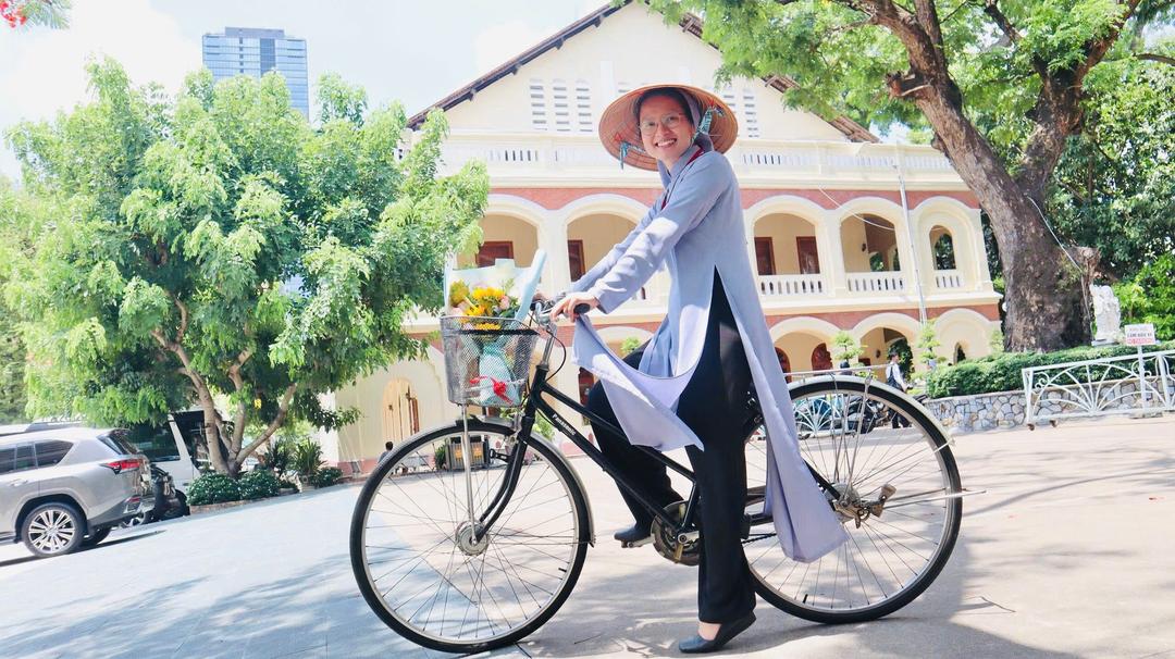 TẤM ÁO DÒNG MÀU XÁM
