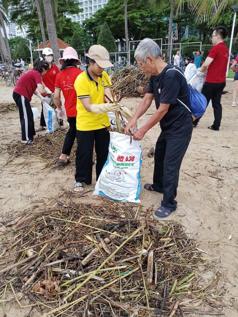 PHỐ BIỂN SAU CƠN MƯA LŨ