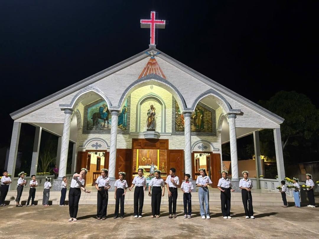 THẾ GIỚI NÀY KHÔNG AI LÀ MỘT HÒN ĐẢO