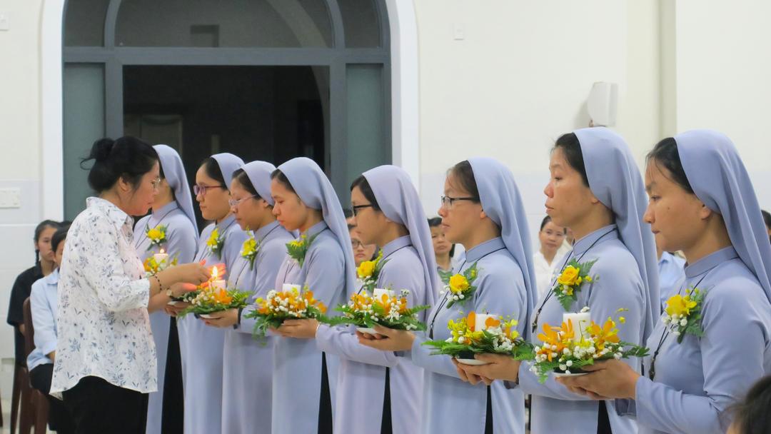 NGÔN SỨ CỦA SỰ HIỆN DIỆN - ÁNH SÁNG GIỮA NHỮNG VẾT THƯƠNG