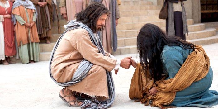 ĐỪNG NÉM ĐÁ, HÃY MỞ RA MỘT TƯƠNG LAI