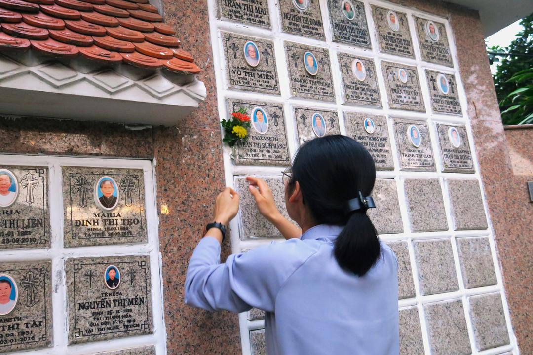 SỰ HIỆN DIỆN THẦM LẶNG NHƯ GIỌT SƯƠNG TRỜI 